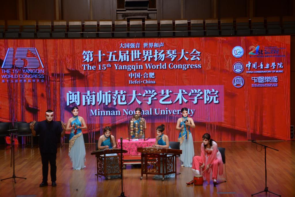 詹金娘老师(右一)与学生一起表演大小扬琴重奏《丑弄》、《闽南节庆》 詹金娘老师(右一)与学生一起表演大小扬琴重奏《丑弄》、《闽南节庆》